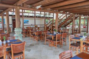布希奥斯蓬塔尔达菲拉杜拉酒店的一间空餐厅,配有木桌和椅子