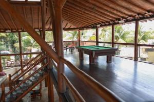 布希奥斯蓬塔尔达菲拉杜拉酒店的中间设有乒乓球桌的房间