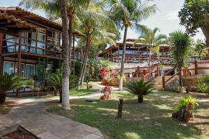 布希奥斯蓬塔尔达菲拉杜拉酒店的棕榈树和建筑度假村