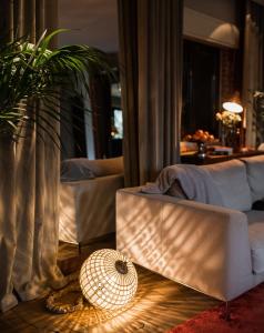 布拉索夫Le Petit Chalet的客厅配有沙发和带风扇的桌子。