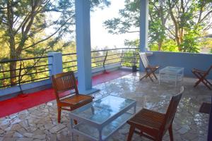 埃尔加德Vacation villa的门廊配有摇椅和玻璃桌
