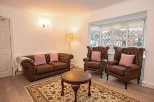 Baguley3BR Cottage in the Heart of Cheadle的客厅配有两把椅子和一张桌子