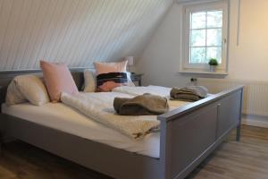 博恩Ferienhaus Ilva in Born的卧室内的一张带枕头的床
