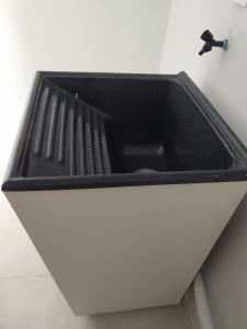 马沙蒂纽SEU LAR的柜台上带水龙头的黑色水槽