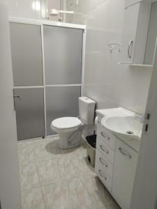 马沙蒂纽SEU LAR的白色的浴室设有卫生间和水槽。