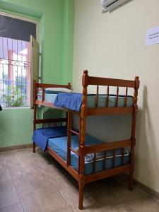 里约热内卢Rio Hostel 40 Graus的带窗户的客房内的两张双层床