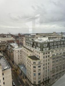 利物浦Stunning City View Apartment by Central Stay的享有大城市的空中景观,拥有建筑