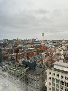利物浦Stunning City View Apartment by Central Stay的相册照片