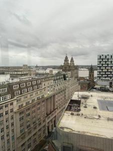 利物浦Stunning City View Apartment by Central Stay的享有城市和高楼的景色