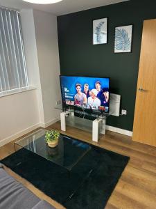 利物浦Stunning City View Apartment by Central Stay的客厅设有壁挂式平面电视。