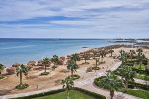 赫尔格达Ancient Sands Golf Resort and Residences的享有棕榈树海滩和大海的空中景致