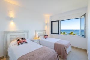 托雷维耶哈Fidalsa Paradise Sea Punta Prima的海景客房 - 带两张床