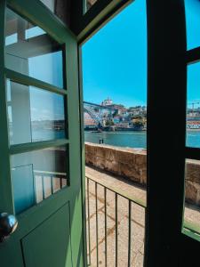波尔图Panorama Apartments Ribeira Porto的从窗口可欣赏到悉尼海港的景色