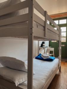 波尔图Panorama Apartments Ribeira Porto的一间卧室配有两张双层床和一张书桌
