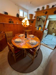 芙露姆赛山Flumserberg的一间带木桌和椅子的用餐室