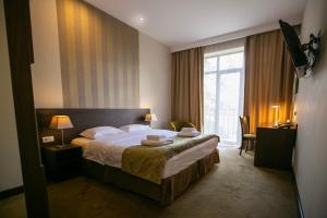 第比利斯柑橘酒店的酒店客房设有床和窗户。