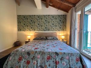 Canovetta Country House "Jakiro" - nearby Cremona的一间卧室配有一张带花卉床罩的床