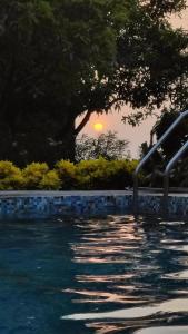 ChāndawāriLalera stay的一座享有日落美景的游泳池