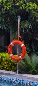 ChāndawāriLalera stay的游泳池旁的橙色救生筏