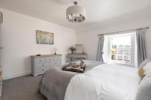 桑希尔Stableyard Apartment: Drumlanrig Castle的白色的卧室设有床和窗户