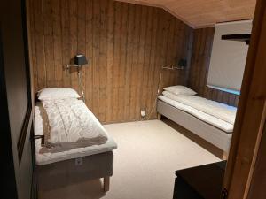 耶卢Skurdalsvegen 37L的一间小房间,内设两张床