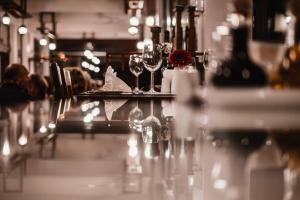 德米尔卡皮亚波波娃库拉酒店及酒厂的餐厅里一张桌子,上面放着酒杯