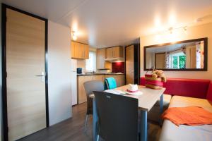 索恩河畔克雷什CAMPING LA CLE DE SAONE的小型公寓 - 带餐桌和厨房