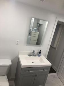 布兰普顿Home from Home!的白色的浴室设有水槽和镜子
