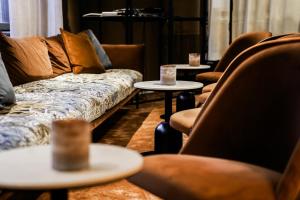 厄斯特松德克拉丽奥格兰德厄斯特松德酒店的带沙发和桌椅的客厅
