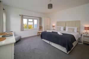 雅茅斯Solenta的一间卧室设有一张大床和一个窗户。