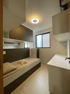 若昂佩索阿Eco Summer Tambaú - Apartamento de Alto Padrão de 2 Quartos的一间小卧室,配有床和窗户