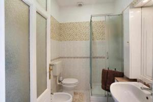 圣雷莫Frida apartments的带淋浴、卫生间和盥洗盆的浴室