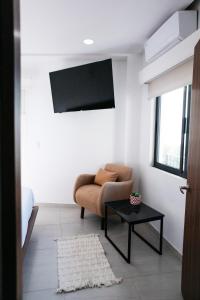 巴亚尔塔港Monyxbnb Hotel的客厅配有沙发和桌子