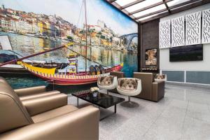 马托西纽什Hotel Amadeos - Matosinhos - Porto的客厅配有一幅大油画的船