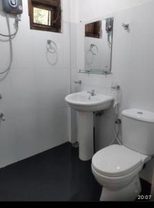 努沃勒埃利耶King's Lodge的白色的浴室设有卫生间和水槽。