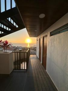 巴亚尔塔港Monyxbnb Hotel的享有日落海滩美景的阳台