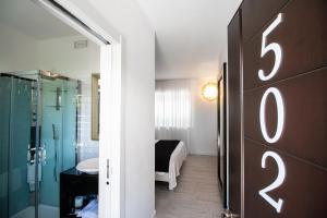 拉奎拉维基亚特勒克帕尼亚酒店的带淋浴的浴室和阅读标志