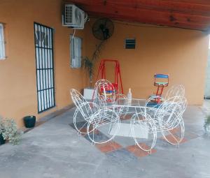 圣地亚哥-德尔埃斯特罗Casa de Campo Atenea的天井上摆放着桌椅