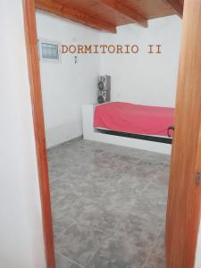 圣地亚哥-德尔埃斯特罗Casa de Campo Atenea的一间房间,配有一张床和一个读书的标志