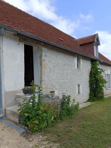 Chambourg-sur-IndreCharmante petite maison 2 personnes的白色砖屋,有窗户和门