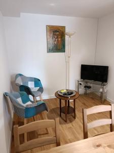 Chambourg-sur-IndreCharmante petite maison 2 personnes的客厅配有椅子和桌子