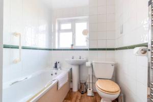伯恩茅斯Large Sea View 2 bedroom Sleeps 6 - Free Parking的浴室配有卫生间、盥洗盆和浴缸。