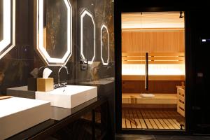 罗马U-Visionary Roma Hotel的浴室配有2个白色水槽和1个浴缸。