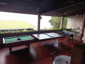 弗洛勒斯Ribiera del Lago Peten Itza的天井配有2张乒乓球桌和椅子