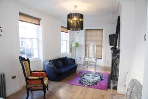 利物浦里士满德公寓的客厅配有蓝色的沙发和紫色地毯