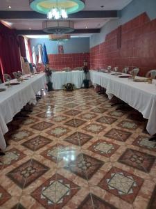 弗洛勒斯Ribiera del Lago Peten Itza的宴会厅配有白色的桌椅