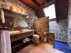 塞罗阿苏尔La Dama de los vientos的石质浴室设有水槽和卫生间