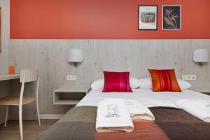 哈卡Apartamentos Torre del Reloj的一间带两张红色墙壁床铺的卧室