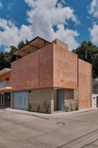 瓦哈卡市Hermosa casa ubicada en Oaxaca的街道边的旧砖楼