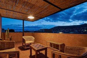 瓦哈卡市Hermosa casa ubicada en Oaxaca的美景阳台,配有桌椅